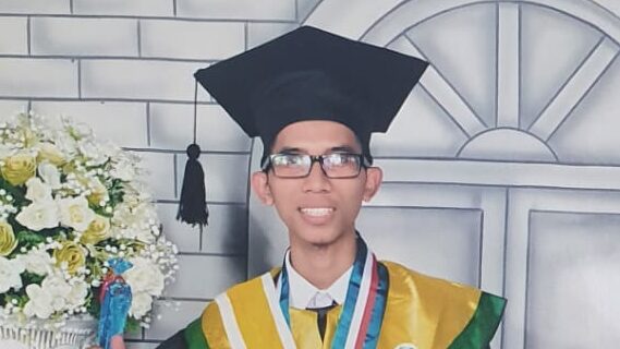 Wisudawan terbaik Program Sarjana Universitas Sarjanawiyata tahun 2018 An.Raden Suhabno
